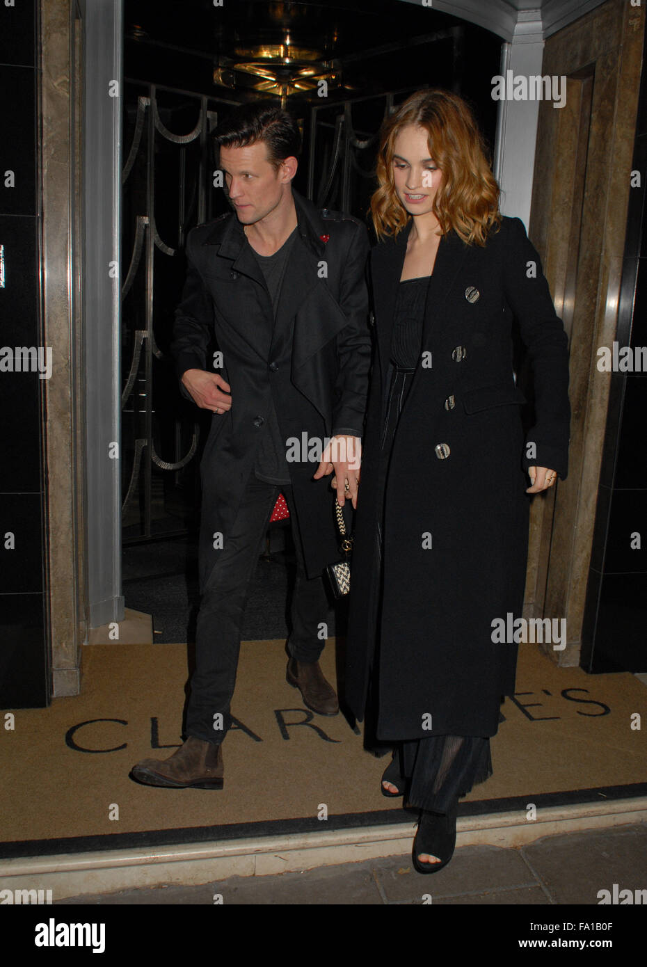 Matt Smith Et Lily James Burberry et l'arbre de Noël du Claridge Fête de lancement au Claridge's  avec : Matt Smith, James Lily Où : London, Royaume-Uni Quand : 18 Nov 2015  Photo Stock - Alamy