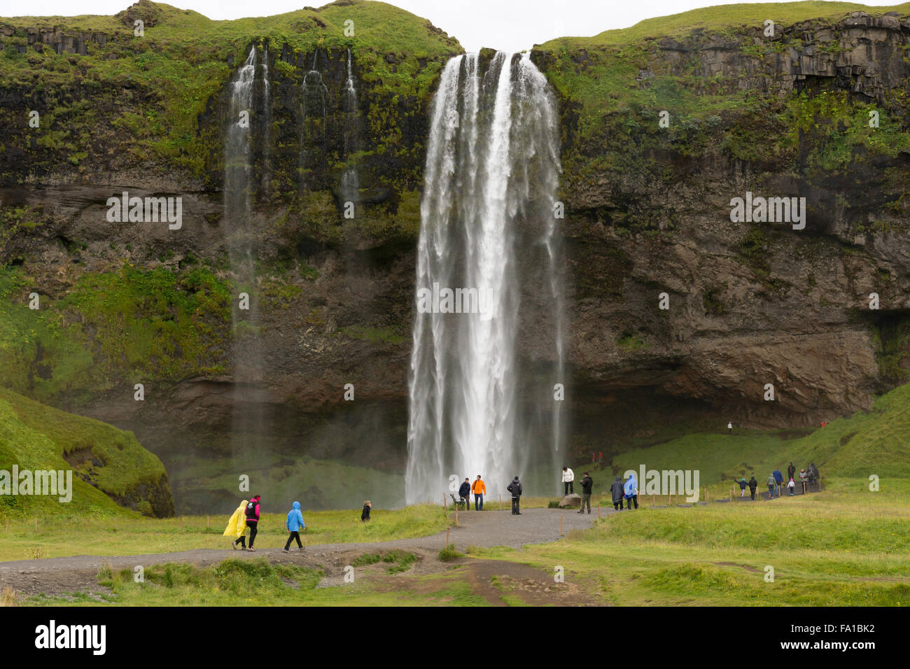 Les touristes visitant la cascade de Seljalandsfoss en Islande en août Banque D'Images