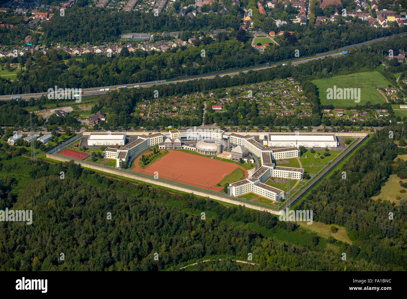 JVA Feldhausen Gelsenkirchen pénitentiaire sur l'A42 Emscherschnellweg, prison, terrain de sport, mur de la prison, d'affectations, Banque D'Images