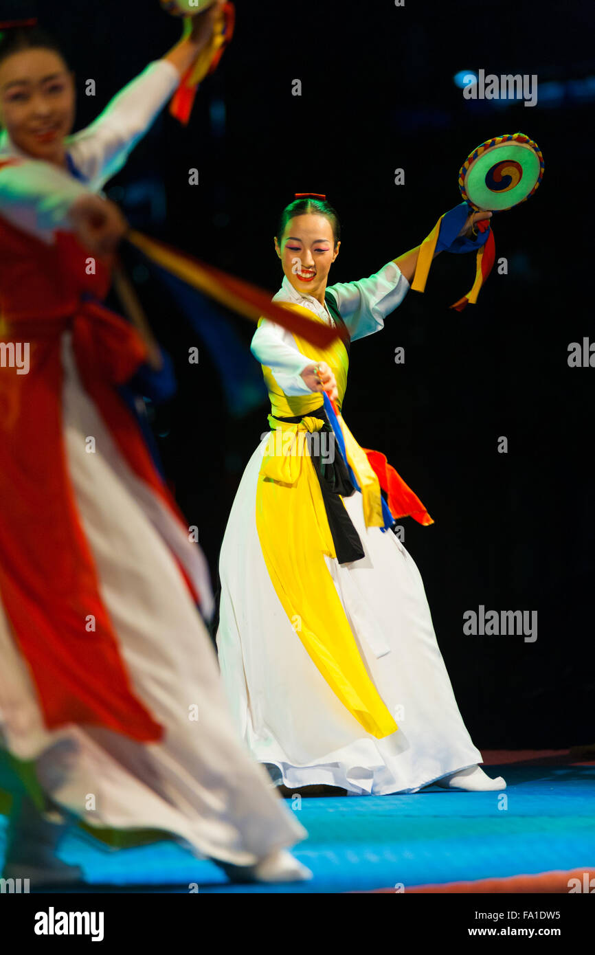 Deux belles femmes coréennes porter hanbok blanc colorés danser, jouer sur scène tambours traditionnels sogo à un spectacle extérieur gratuit Banque D'Images