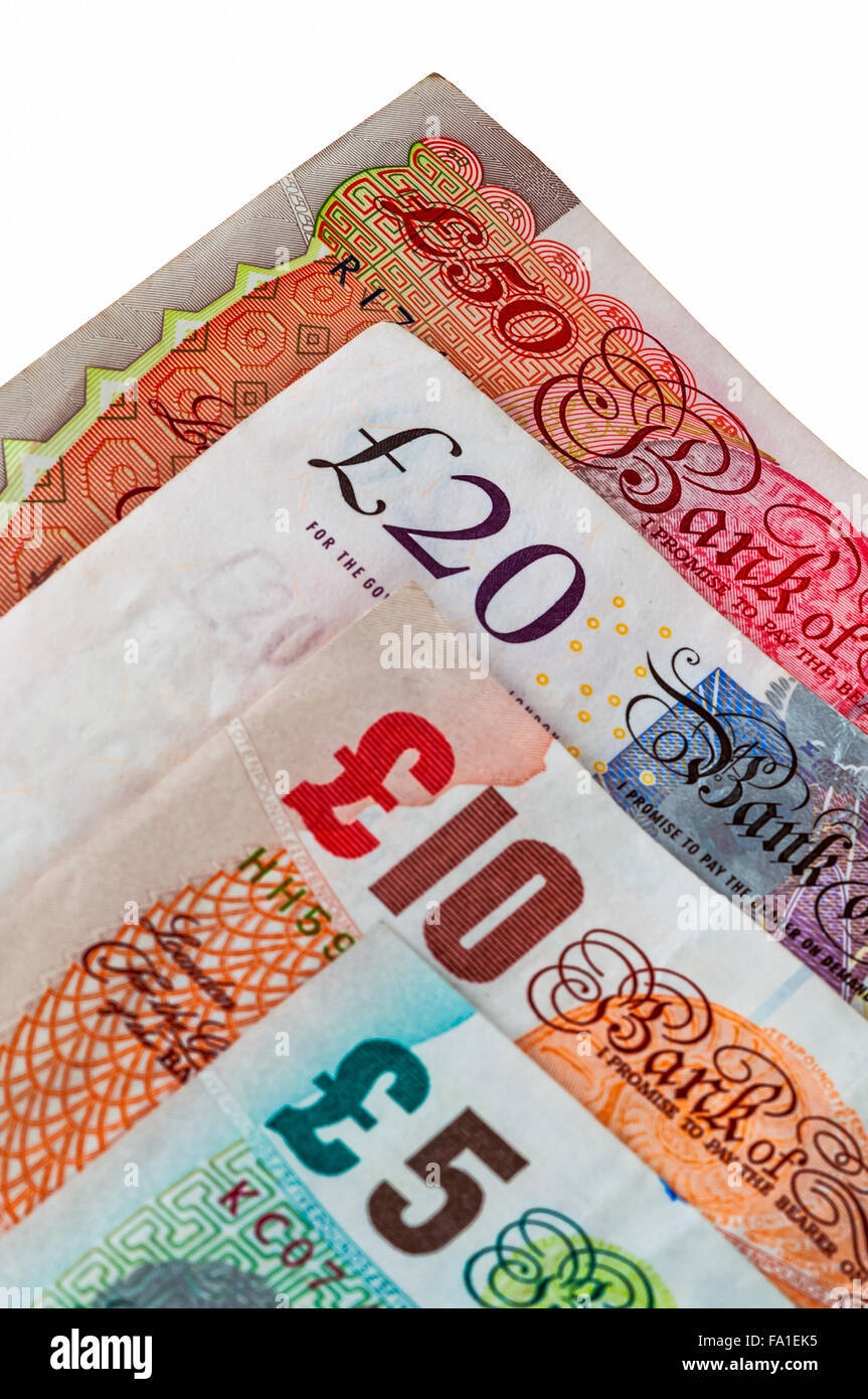 Quatre billets de monnaie papier UK fond blanc gros plan clipping path Banque D'Images