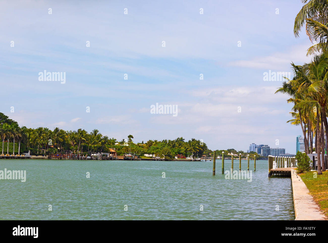 Miami Beach quartier avec des immeubles d'habitation, de palmiers et de transport maritime. Banque D'Images