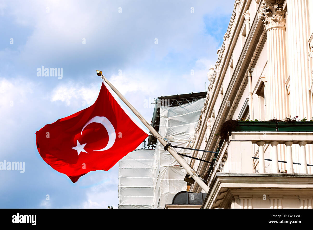 Brandir le drapeau turc du balcon de l'ambassade à Londres vue extérieure entrée avant l'extérieur Banque D'Images