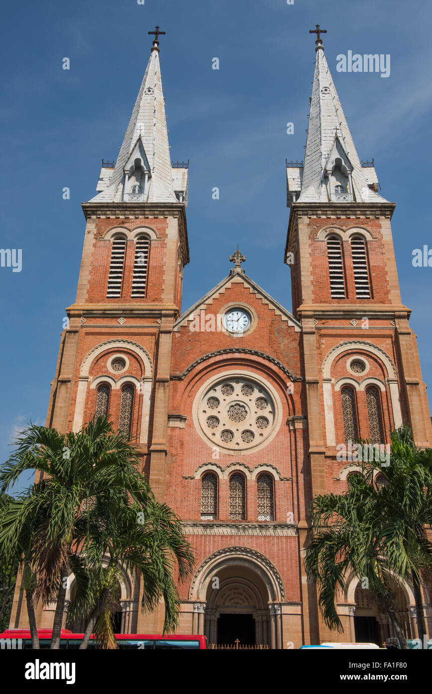 Image de la sainte église cathédrale, Basilique Notre-Dame de Saigon au centre-ville de Ho Chi Minh ville. Il a été établi par les Français Banque D'Images
