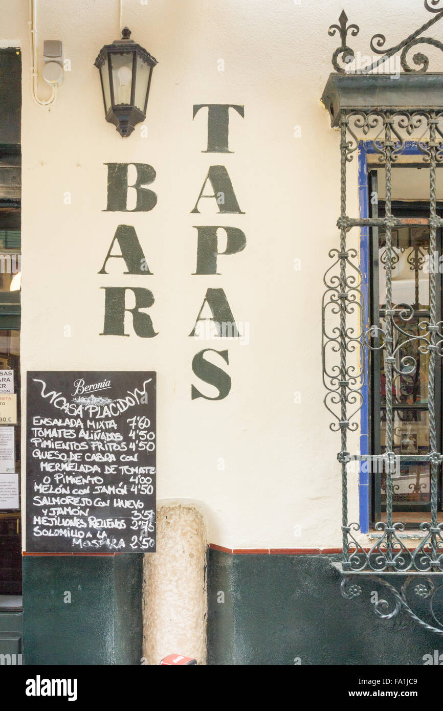 Séville, Spain-September 2e 2015 : bar à Tapas signe et menu. Il y a beaucoup de restaurants dans la vieille ville. Banque D'Images