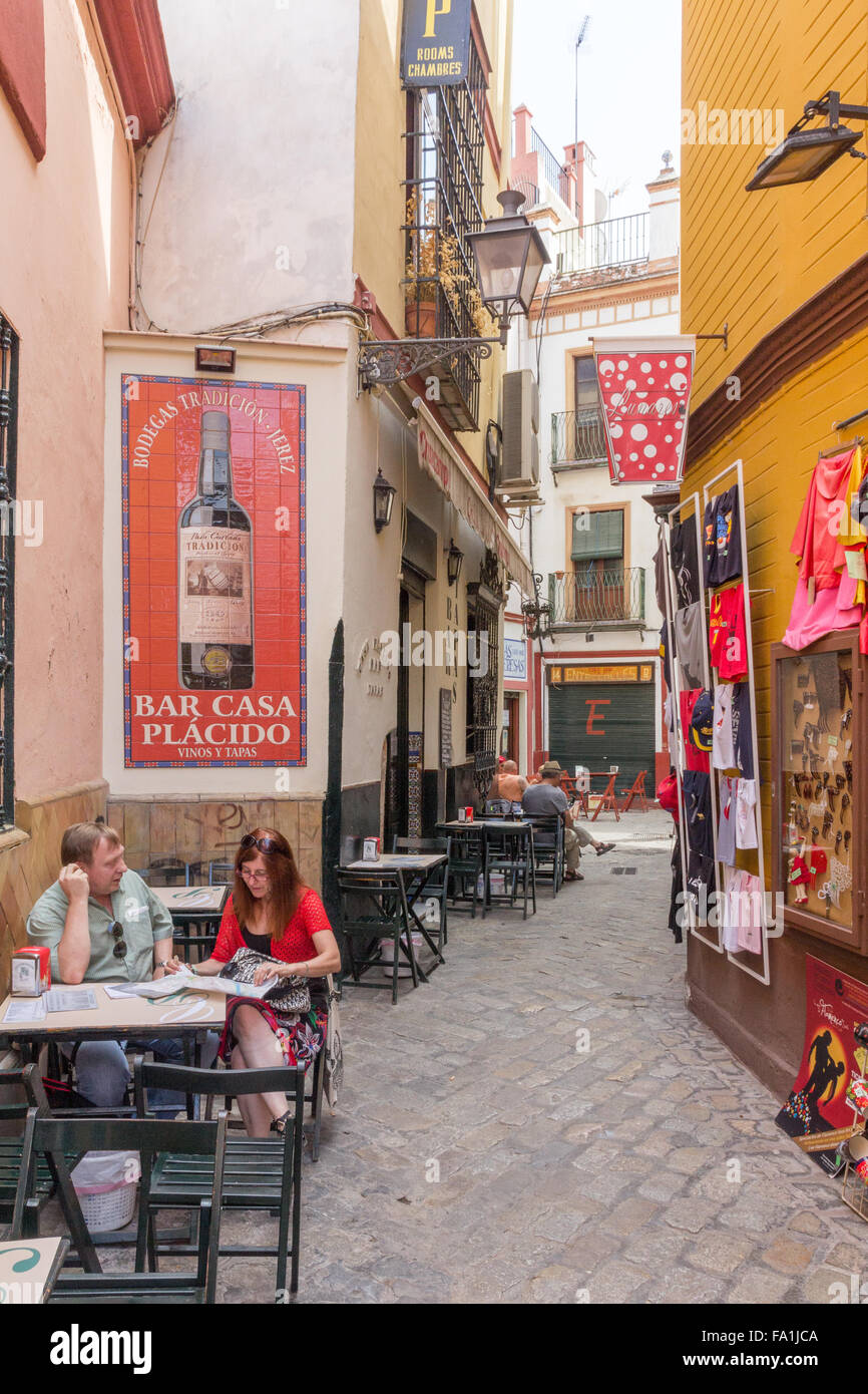 Séville, Spain-September 2e 2015. ' Les gens assis dans un bar à Séville. La vieille ville possède de nombreux bars et restaurants. Banque D'Images