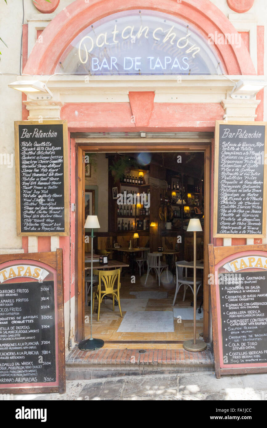 Séville, Spain-September 2e 2015 : bar à Tapas entrée. Il y a beaucoup de tels établissements dans la vieille ville. Banque D'Images
