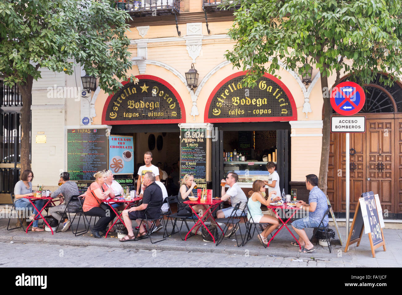 Séville, Spain-September 2e 2015 : une bodega animée dans la vieille ville. Il y a beaucoup de restaurants dans la région. Banque D'Images