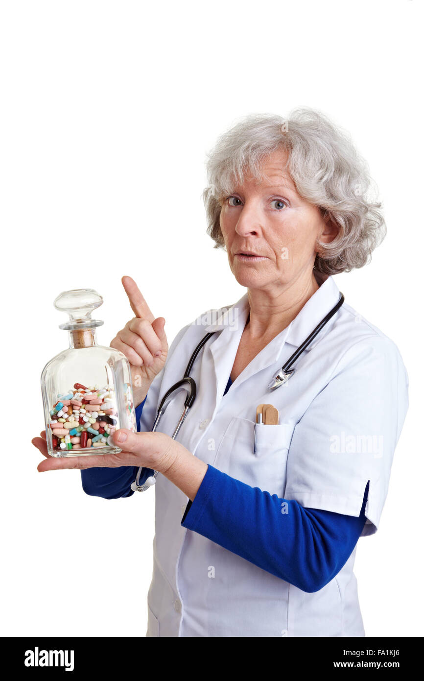Personnes âgées femme médecin attention avec de nombreux comprimés dans sa main Banque D'Images
