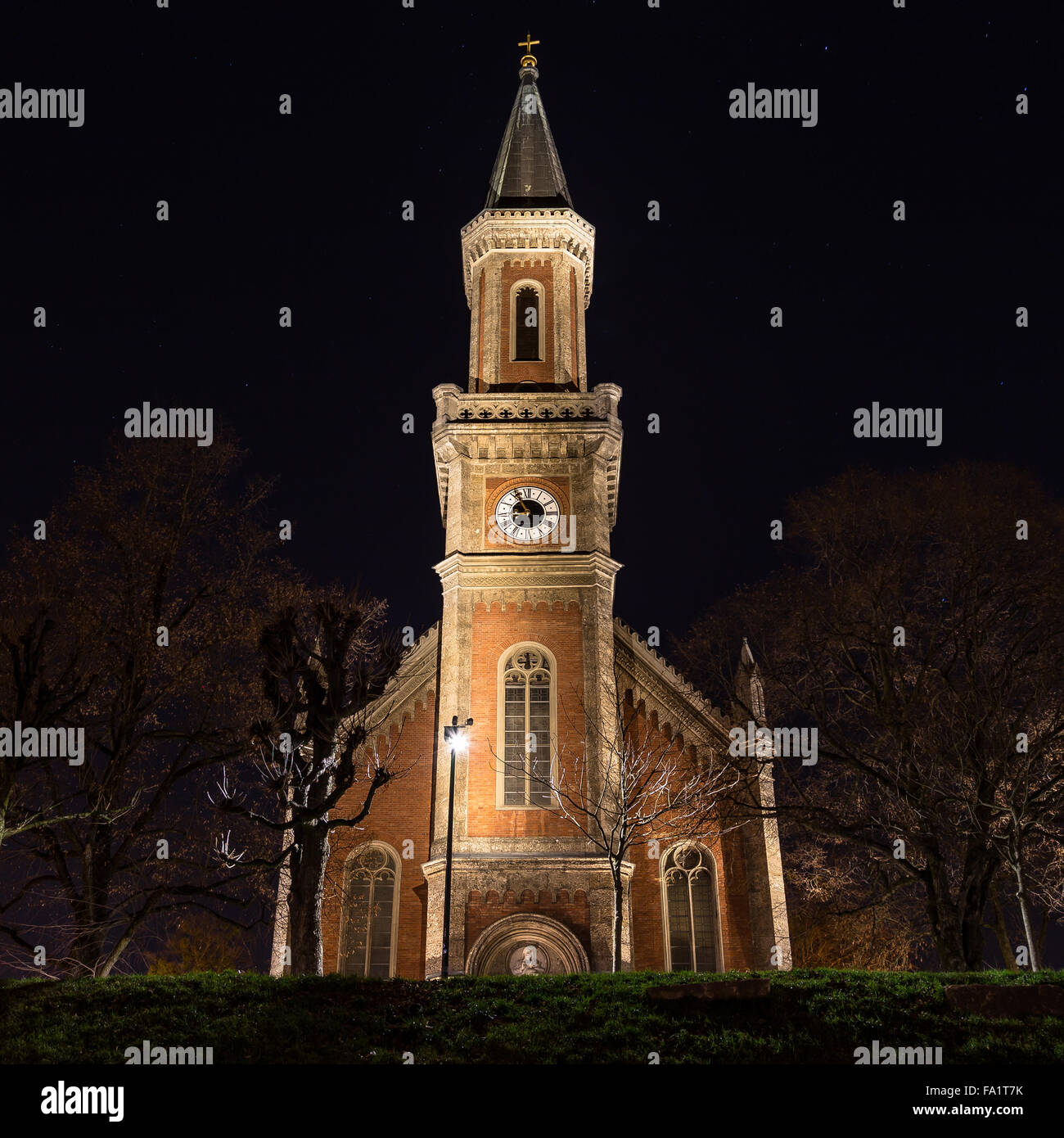 L'extérieur de l'Evangelische christuskirche Church (Église du Christ) nuit à Salzbourg en montrant la tour de l'horloge Banque D'Images