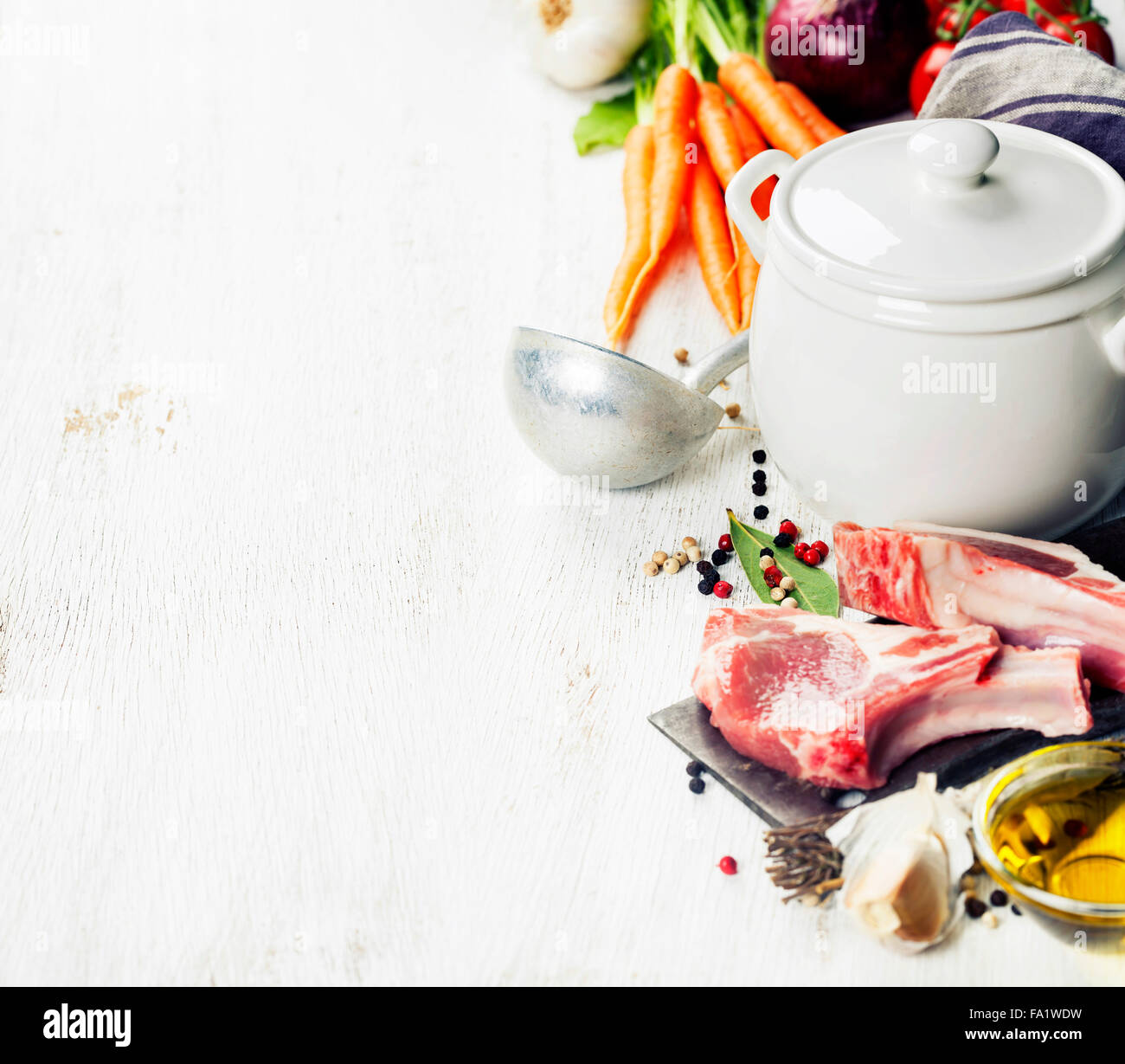 Les légumes et la viande avec les herbes et les épices et d'ingrédients pour un bouillon ou une soupe, l'arrière-plan de l'alimentation Banque D'Images