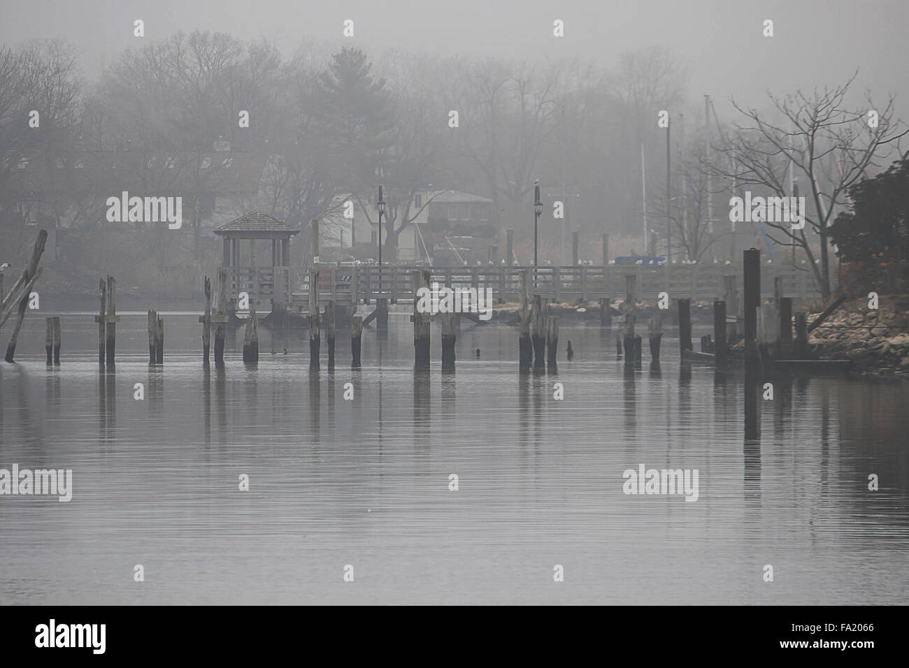 Jours de brouillard- une image montrant un quai sur le bord de l'Isle à Manorhaven New York Hiver 2015 Banque D'Images