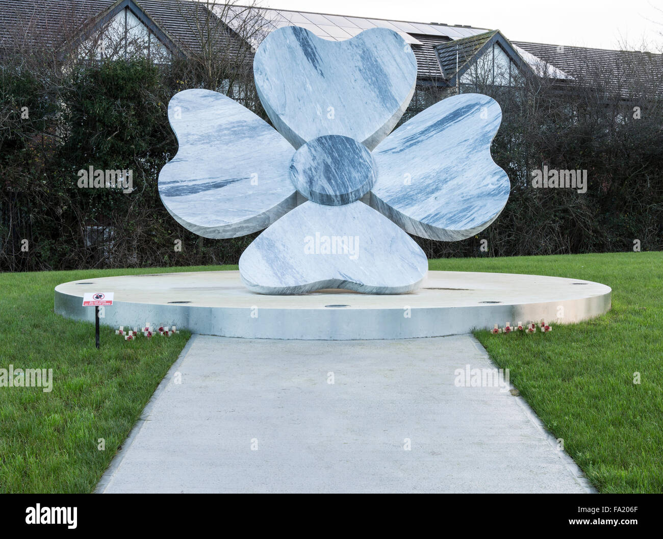 'Pour Toujours' en sculpture, pavot façon Marlowe, Royal Wootton Bassett par le sculpteur, Mark Humphreys Banque D'Images