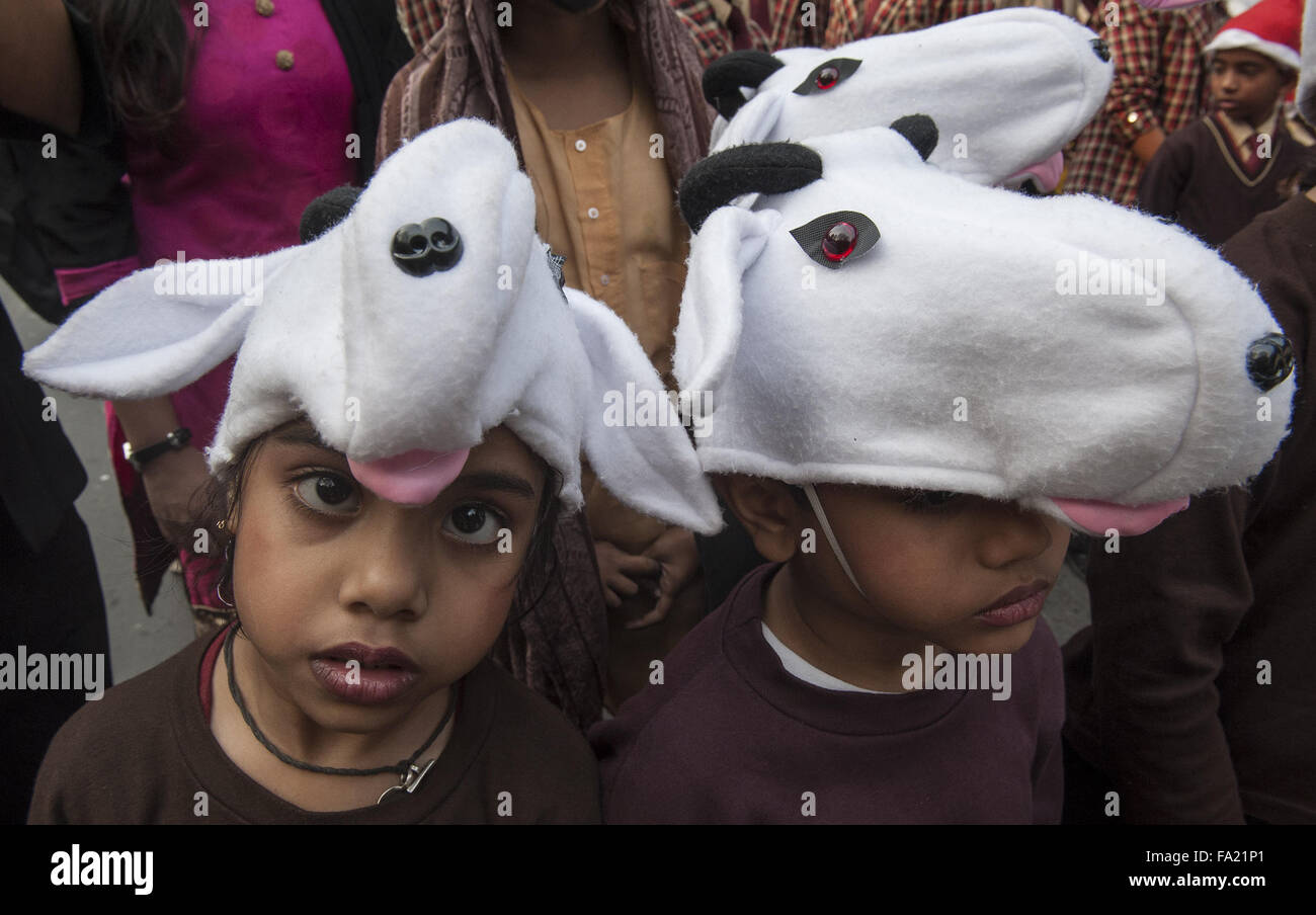 Kolkata, l'état indien du Bengale occidental. 18Th Oct, 2015. Les enfants indiens participent à une procession de Noël pour Noël à venir à Calcutta, capitale de l'Est de l'état indien du Bengale-occidental, le 20 Déc., 2015. © Tumpa Mondal/Xinhua/Alamy Live News Banque D'Images