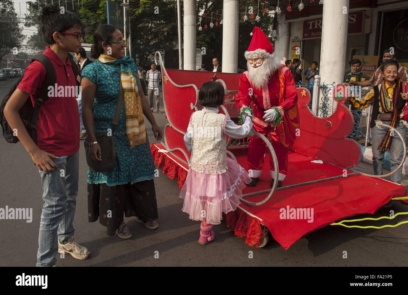 Kolkata, l'état indien du Bengale occidental. 18Th Oct, 2015. Les enfants indiens participent à une procession de Noël pour Noël à venir à Calcutta, capitale de l'Est de l'état indien du Bengale-occidental, le 20 Déc., 2015. © Tumpa Mondal/Xinhua/Alamy Live News Banque D'Images