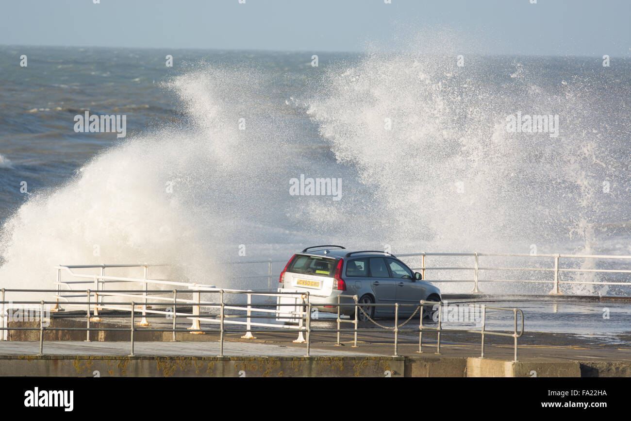 Aberystwyth, Pays de Galles, Royaume-Uni 20 décembre 2015. Les gens profitent de la beau temps inhabituel pour la période de l'année. Des vents forts mix Banque D'Images