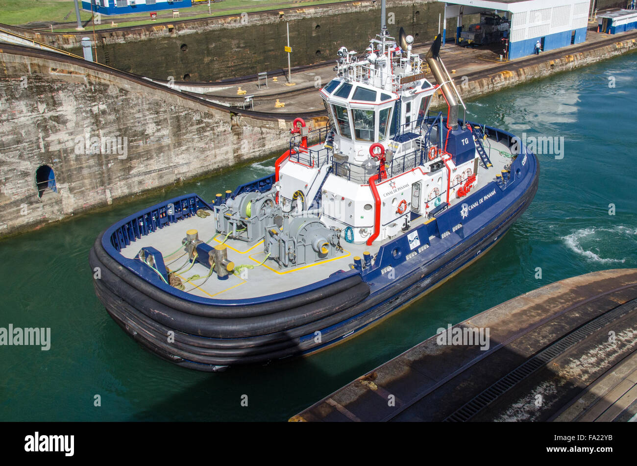 Tugboat à écluses de Gatun, Canal de Panama, Panama Banque D'Images