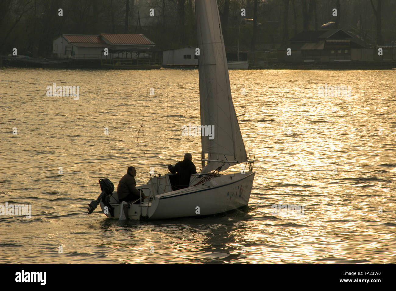 Belgrade, Serbie - Deux messieurs, faire de la voile dans un micro sur un yacht de classe l'après-midi ensoleillée d'automne à la Save Banque D'Images