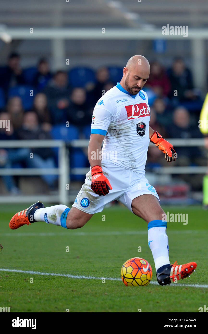 20.12.2015. Azzurri d'Italia, Bergame, Italie. Serie A. Atalanta contre Napoli. Jose Reina le gardien de Napoli efface son fort Banque D'Images