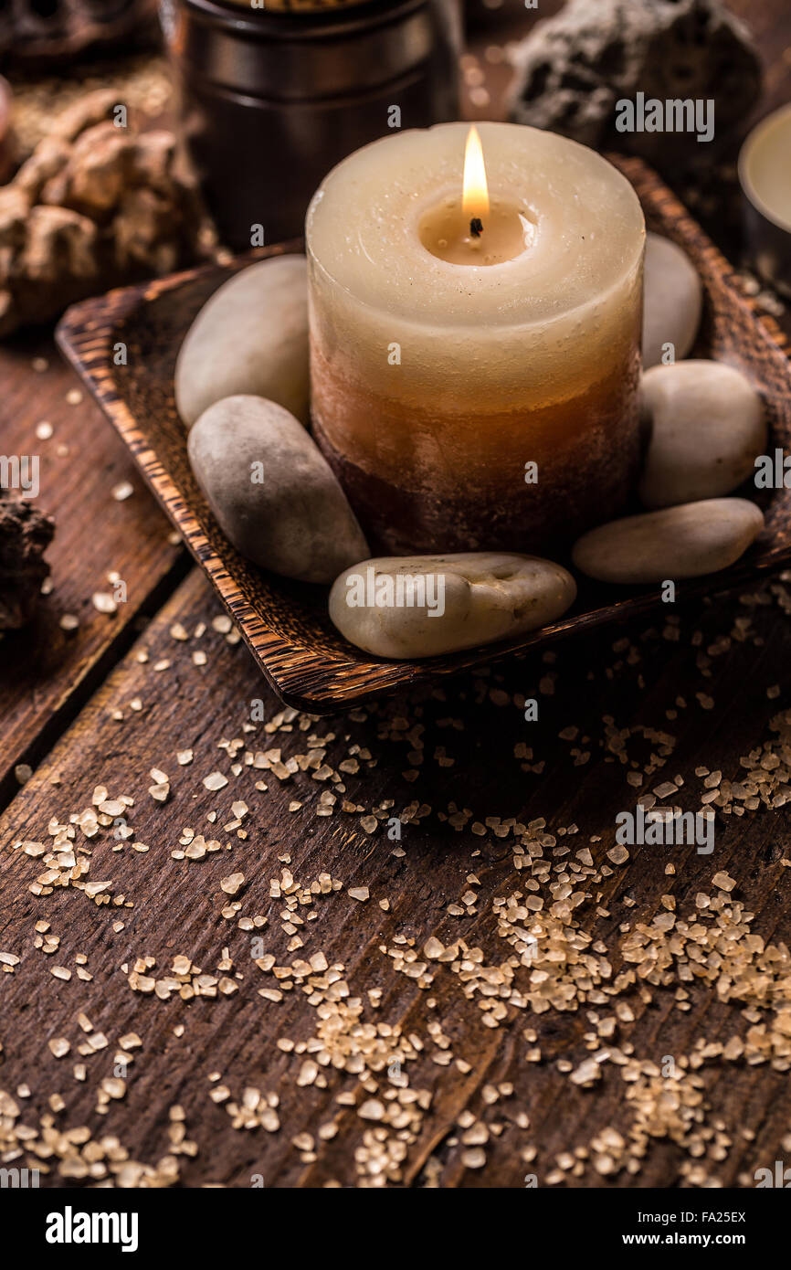 Spa relaxation avec bougie et pierres Photo Stock - Alamy