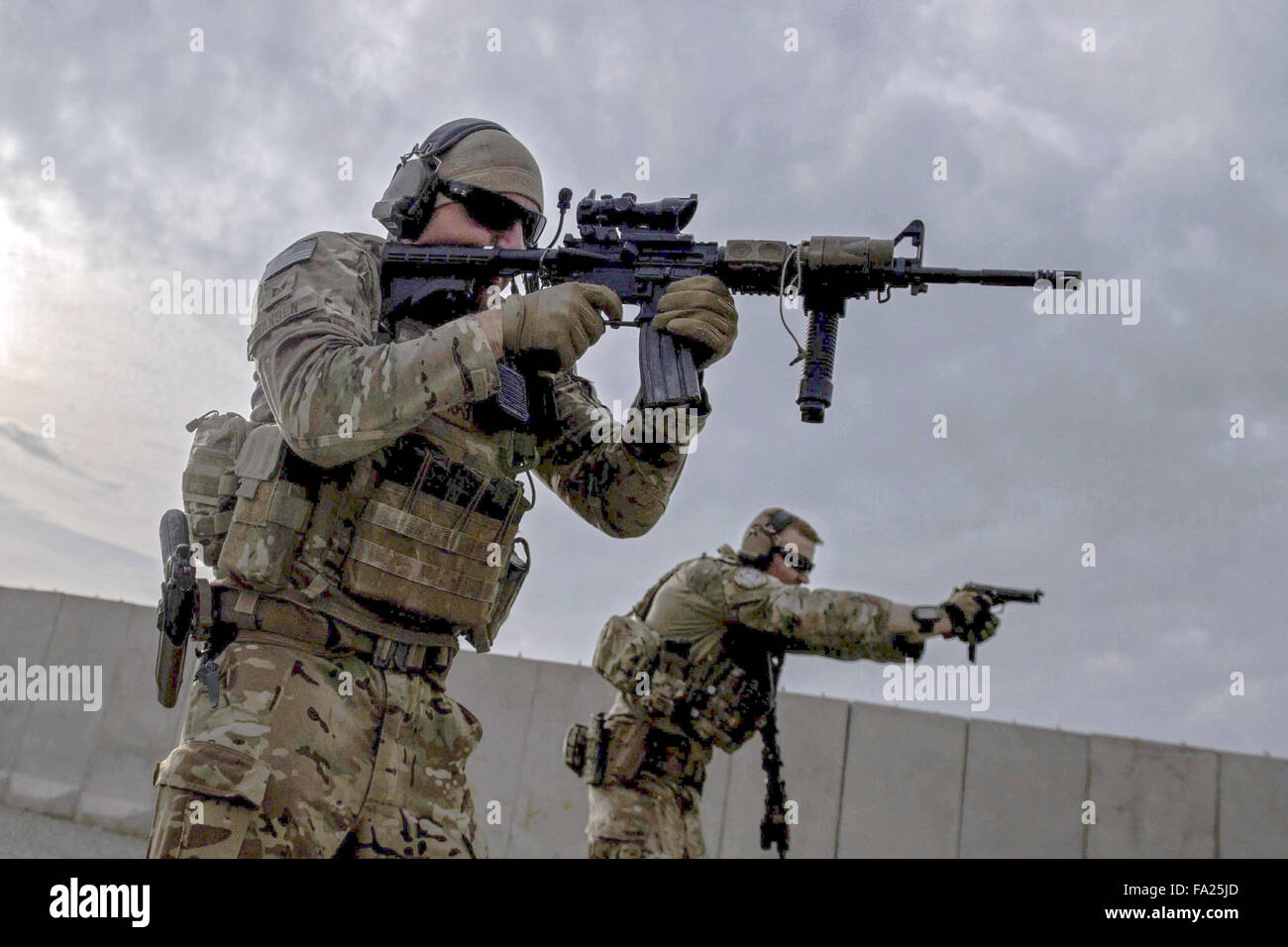 Les membres du service des États-Unis-zéro dans leurs armes sur une plage Banque D'Images