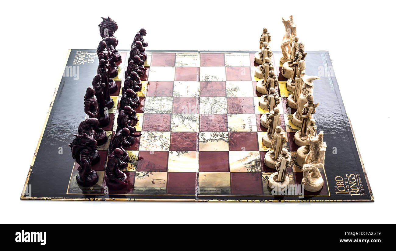 Le Seigneur Des Anneaux Les Deux Tours Chess Set on a white background Banque D'Images