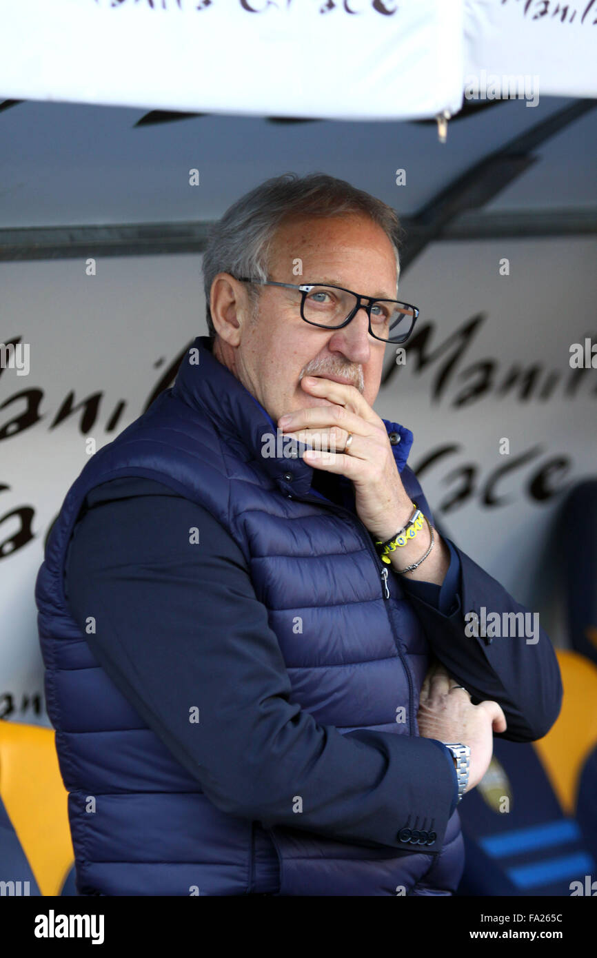 Vérone, Italie. 20 Décembre, 2015. Hellas Vérone entraîneur en chef Luigi Delneri ressemble avant l'Italien de série d'un match de football entre l'Hellas Verona FC v US Sassuolo Calcio le 20 décembre, 2015 au Stade Bentegodi de Vérone. Credit : Andrea Spinelli/Alamy Live News Banque D'Images