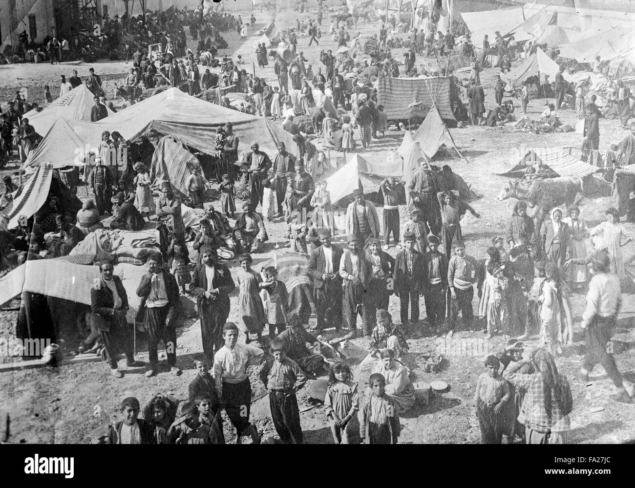 Les réfugiés arméniens, les massacres des Arméniens de 1909 à l'intérieur de la cour de l'German-Levant société coton, Adana, Empire Ottoman. Banque D'Images