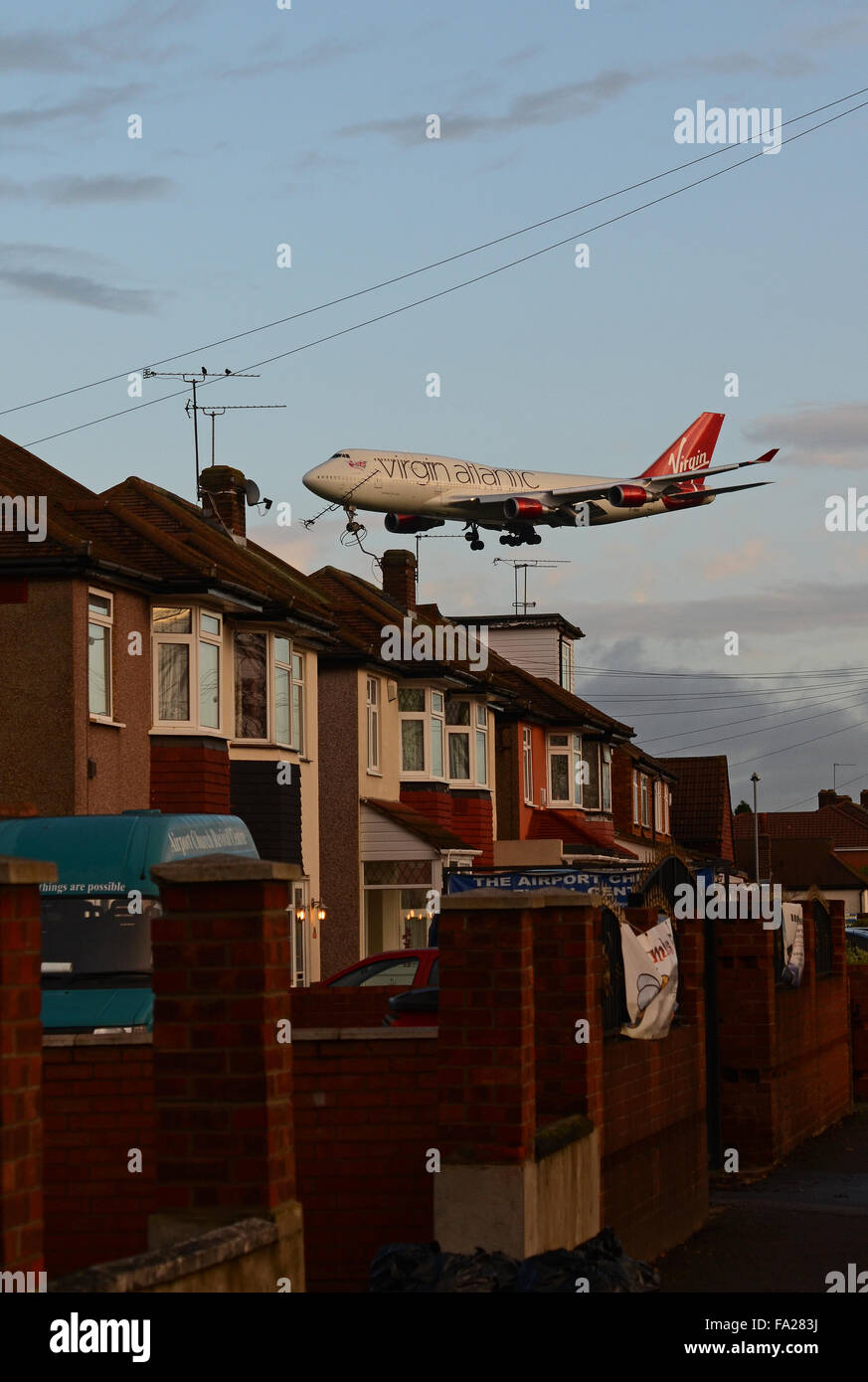 Virgin Atlantic Boeing 747 avion de ligne Jumbo Jet atterrissant à l'aéroport de Londres Heathrow, Royaume-Uni bas au-dessus des logements locaux, maisons, maisons. Propriétés Banque D'Images