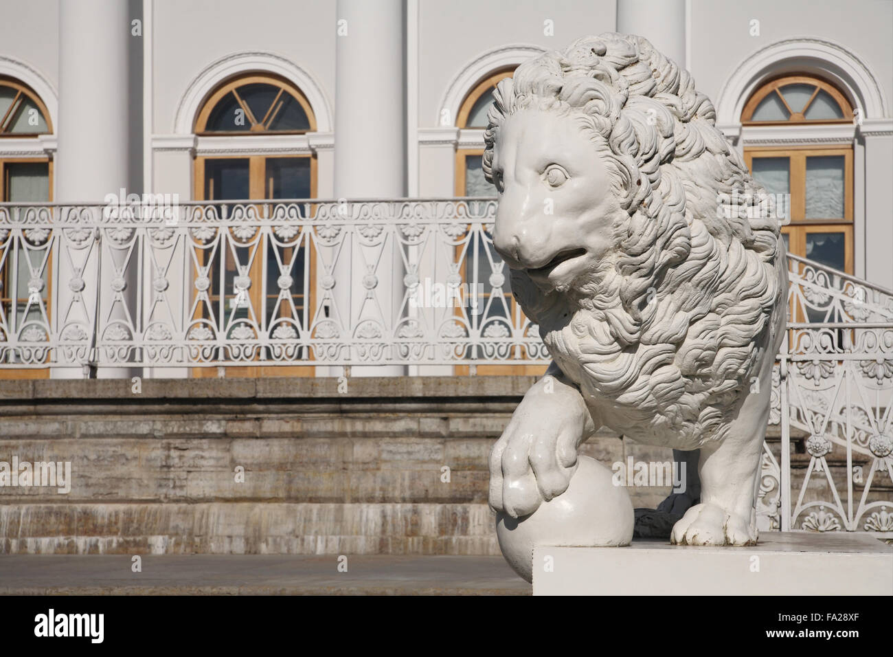 Près de la sculpture du lion (Elagin Yelagin) Palace à Saint-Pétersbourg Banque D'Images