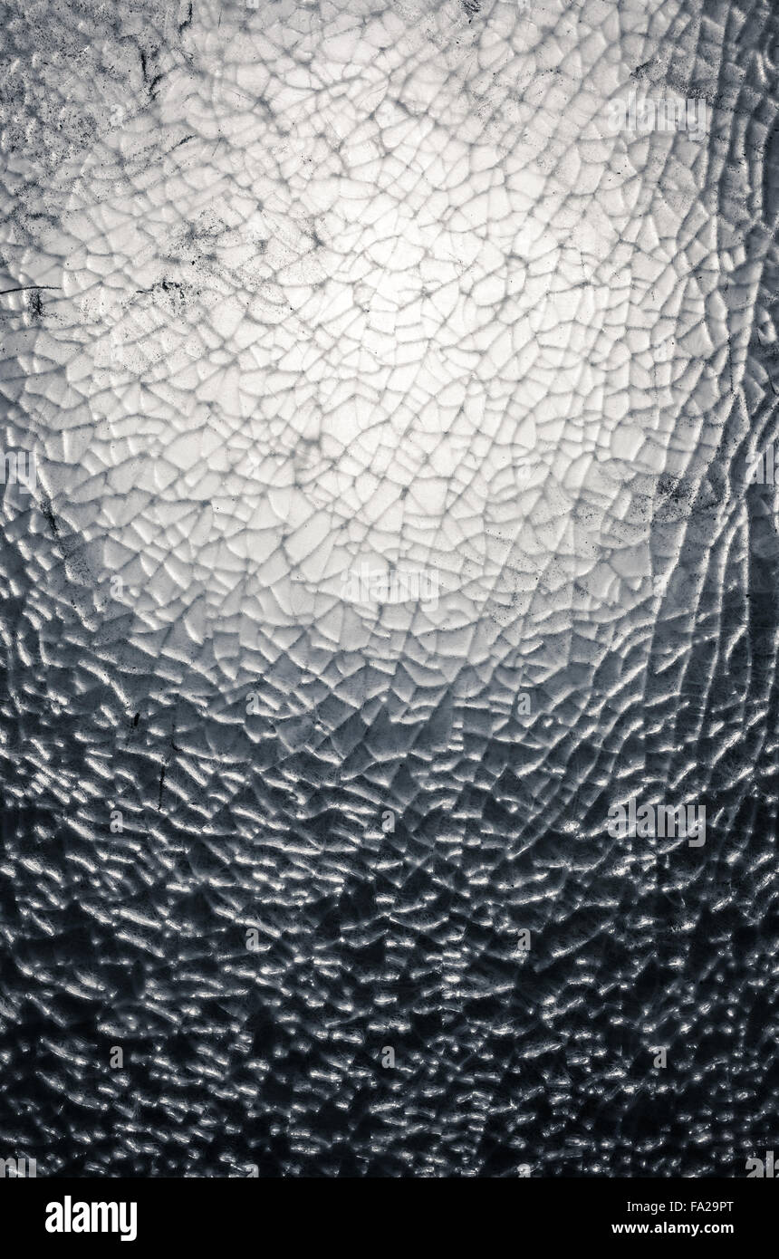 Bris de glace avec des fissures et de la poussière. Eclairage sol urbain, texture de fond verticale Banque D'Images