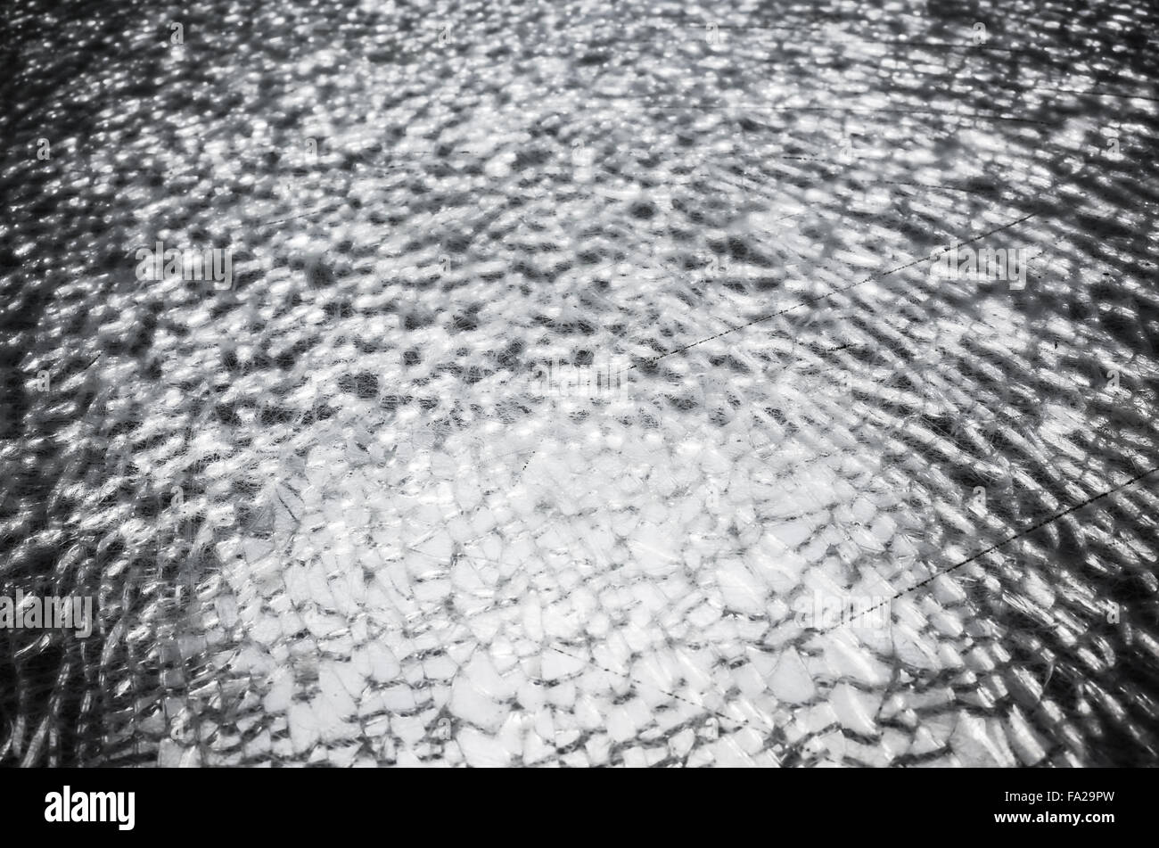 Bris de glace avec des fissures et de la poussière. Texture de fond eclairage sol urbain Banque D'Images