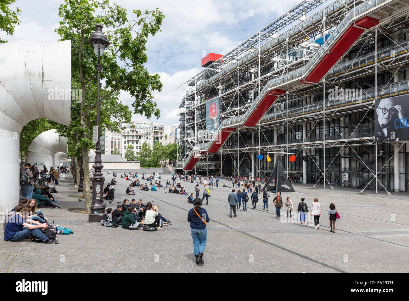 PARIS, FRANCE - Le 29 mai : les touristes assis et reposant sur la place en face du Centre Pompidou Banque D'Images