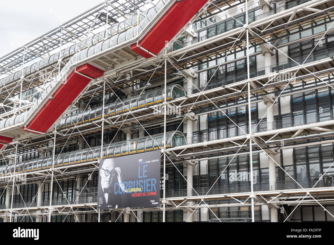 PARIS, FRANCE - Le 29 mai : Façade avec escaliers du célèbre Centre Pompidou Banque D'Images