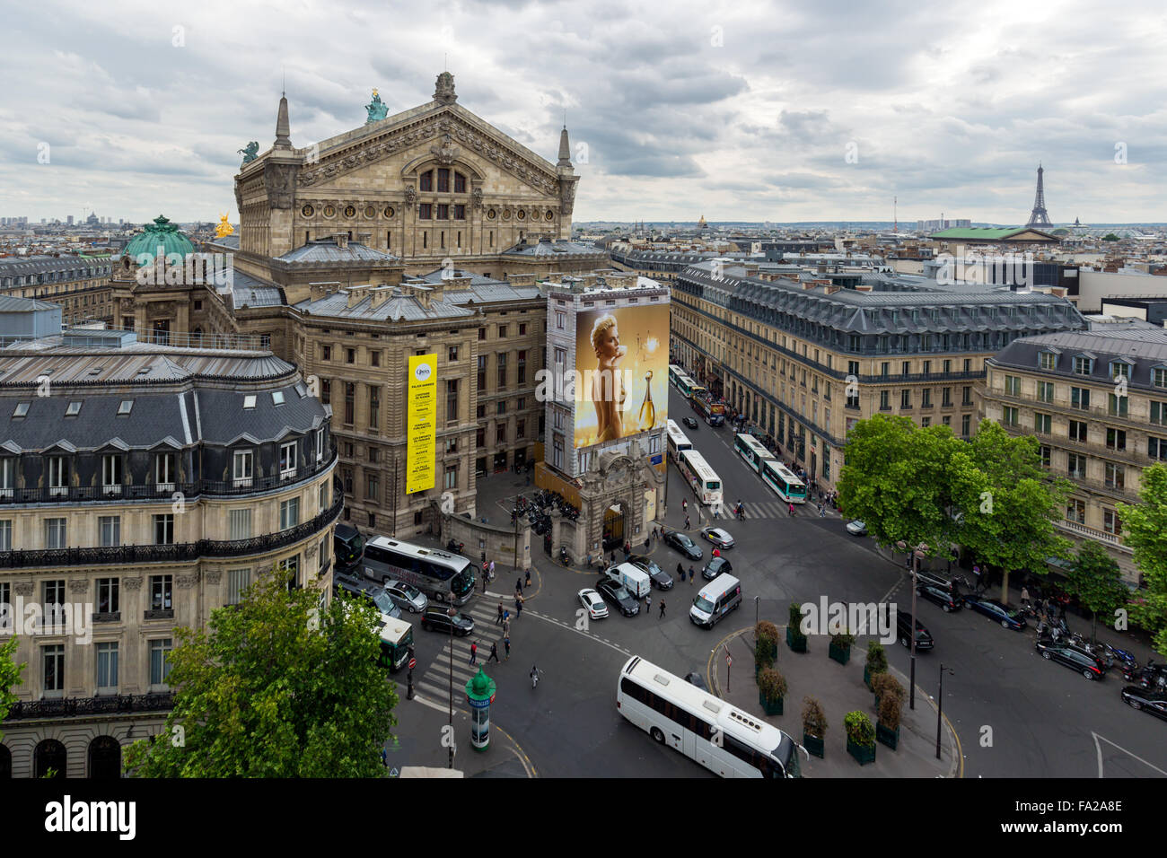 PARIS, FRANCE - Le 29 mai : Vue aérienne de Paris avec Opéra à partir de la terrasse du toit de Lafayette Banque D'Images