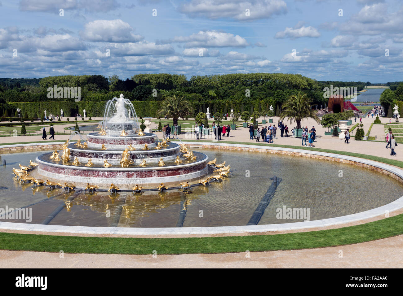 VERSAILLES PARIS, FRANCE - 30 mai : Les Visiteurs dans le Palais de Versailles le jardin avec bassin d'agrément Banque D'Images