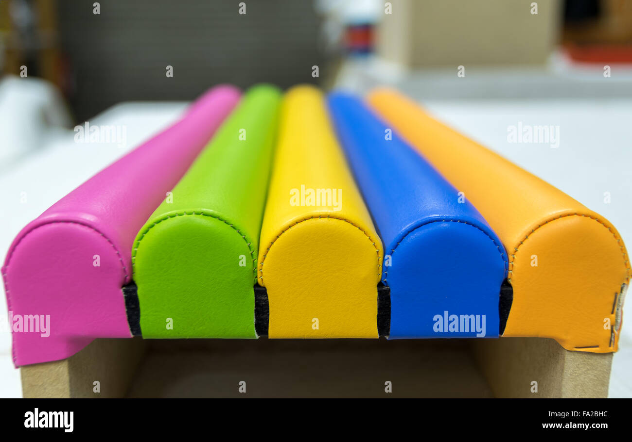 Fragment d'un dossier en forme de rouleaux connecté sellerie cuir artificiel de couleur. Banque D'Images