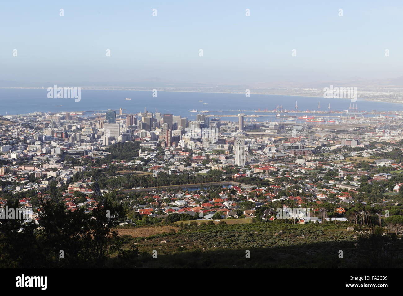 Vue aérienne de Cape Town Central Business District (CBD) et Table Bay, vue sur les coteaux de la Montagne de la table Banque D'Images