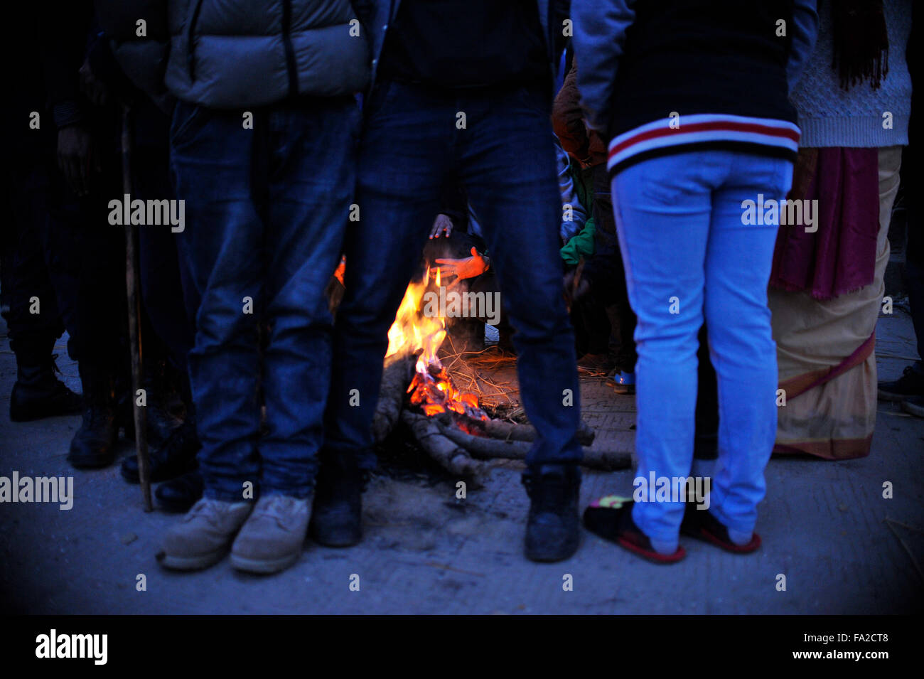Katmandou, Népal. 18Th Oct, 2015. Les dévots népalais se réchauffer en restant sur le feu lors d'Saat Gaule festival Jatra en début de matinée à Kirtipur qui marque l'arrivée de la saison d'hiver au Népal. Credit : Narayan Maharjan/Pacific Press/Alamy Live News Banque D'Images