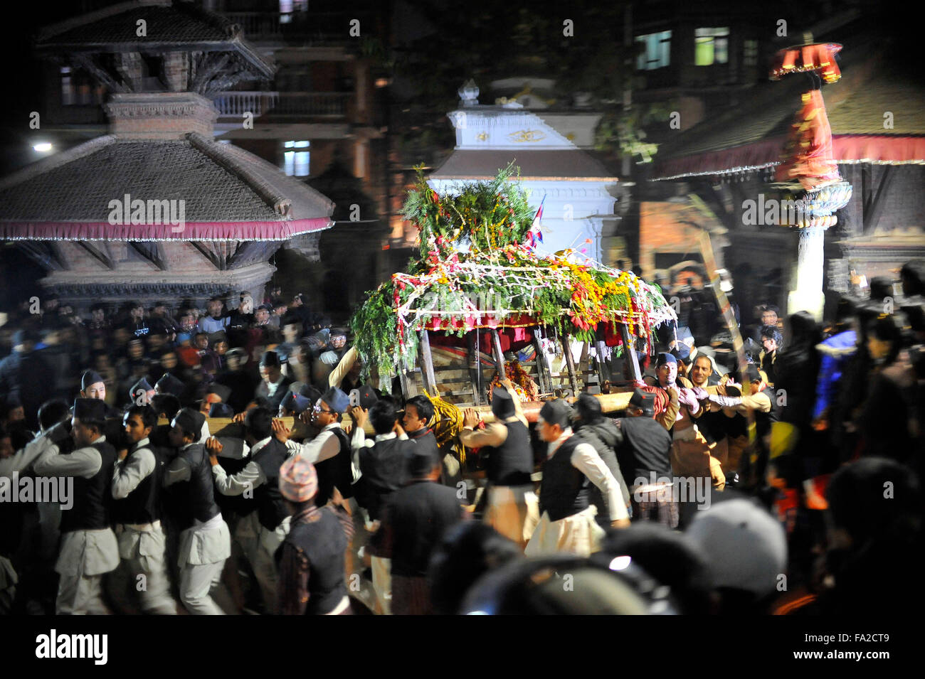 Katmandou, Népal. 18Th Oct, 2015. Les dévots népalais transportant le char de Indrayani pendant Saat Gaule festival Jatra en début de matinée à Kirtipur qui marque l'arrivée de la saison d'hiver au Népal. Credit : Narayan Maharjan/Pacific Press/Alamy Live News Banque D'Images