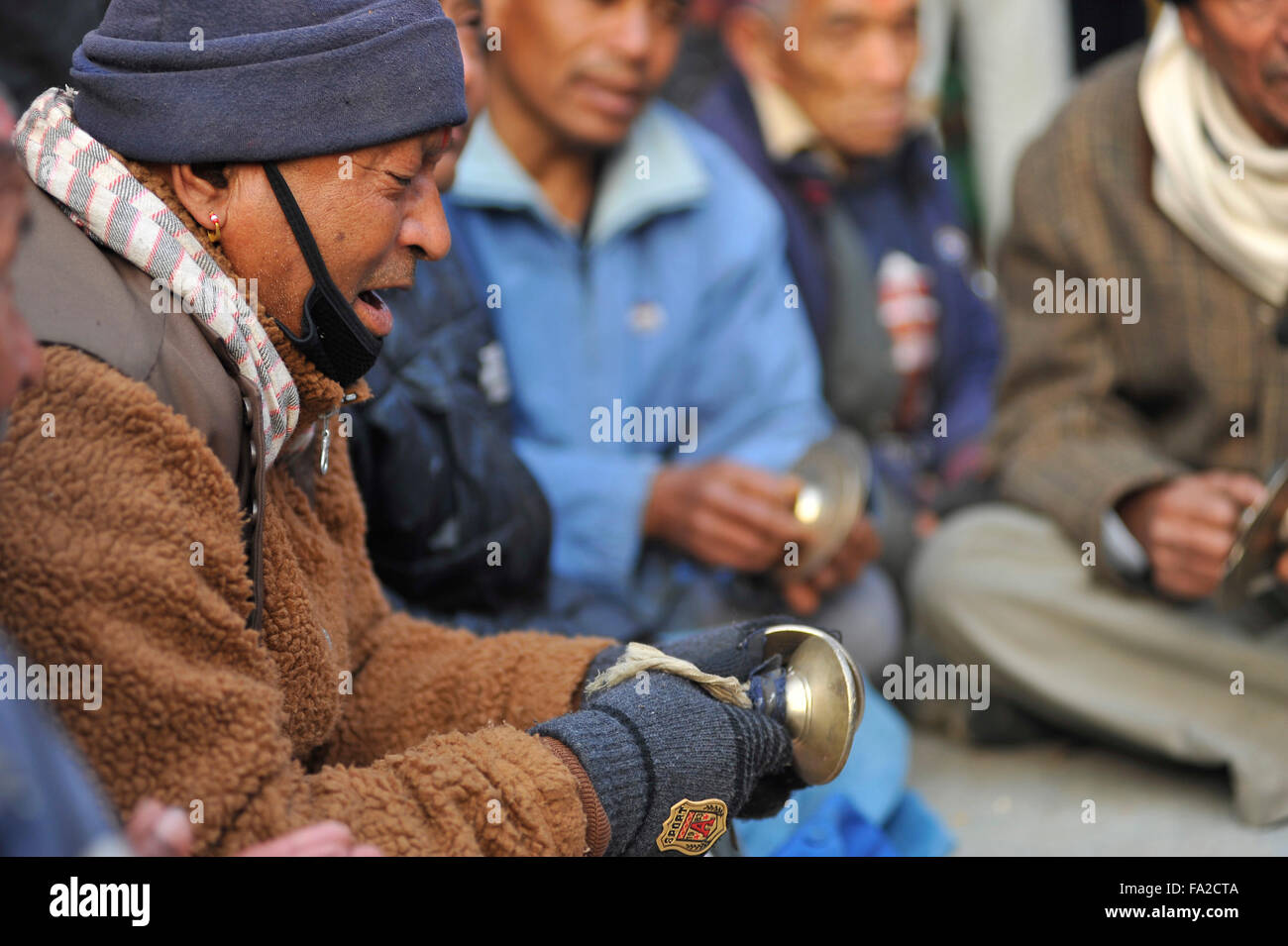 Katmandou, Népal. 18Th Oct, 2015. Dévot chante népalais rituel traditionnel morceau dans une harmonie d'instruments traditionnels au cours Saat Gaule festival Jatra en début de matinée à Kirtipur qui marque l'arrivée de la saison d'hiver au Népal. Credit : Narayan Maharjan/Pacific Press/Alamy Live News Banque D'Images