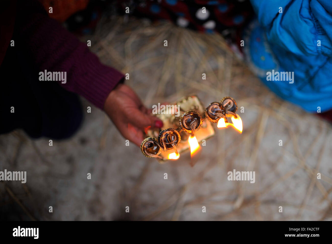 Katmandou, Népal. 18Th Oct, 2015. Les dévots népalais offrant des lampes à huile vers Dieu et déesse pendant Saat Gaule festival Jatra en début de matinée à Kirtipur qui marque l'arrivée de la saison d'hiver au Népal. Credit : Narayan Maharjan/Pacific Press/Alamy Live News Banque D'Images