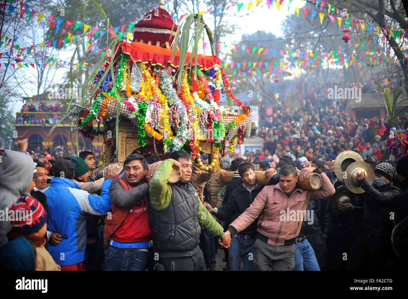 Katmandou, Népal. 18Th Oct, 2015. Les dévots népalais transportant le char de Dieu et déesse pendant Saat Gaule festival Jatra en début de matinée à Kirtipur qui marque l'arrivée de la saison d'hiver au Népal. Credit : Narayan Maharjan/Pacific Press/Alamy Live News Banque D'Images