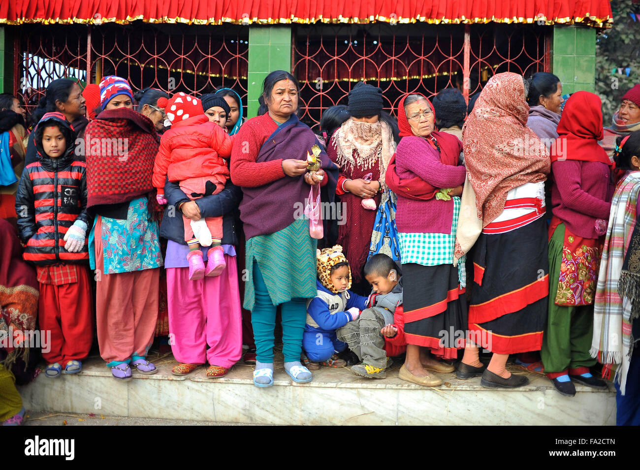 Katmandou, Népal. 18Th Oct, 2015. Les dévots népalais participer sur char festival de Dieu et déesse pendant Saat Gaule festival Jatra en début de matinée à Kirtipur qui marque l'arrivée de la saison d'hiver au Népal. Credit : Narayan Maharjan/Pacific Press/Alamy Live News Banque D'Images