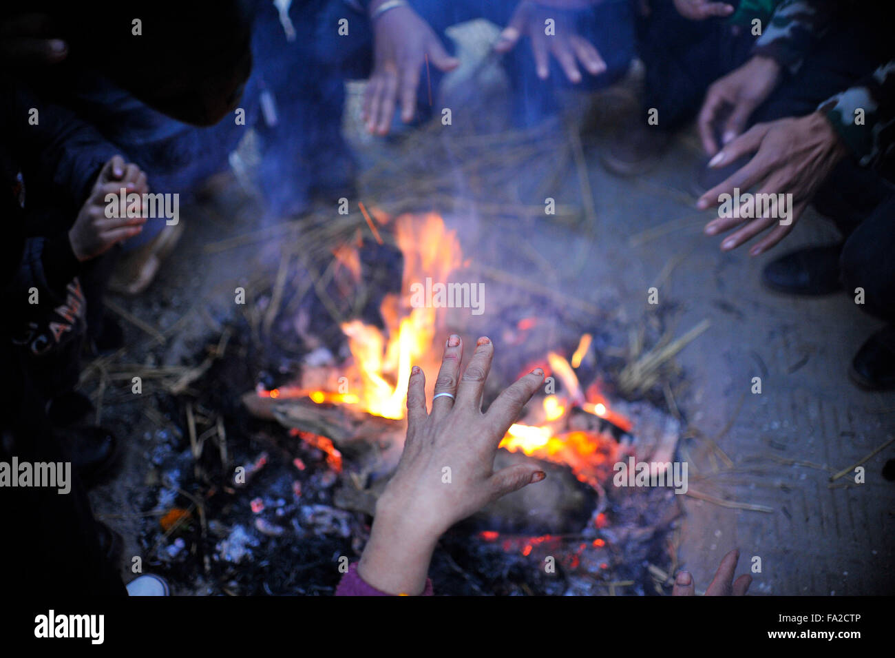 Katmandou, Népal. 18Th Oct, 2015. Les dévots népalais se réchauffer en restant sur le feu lors d'Saat Gaule festival Jatra en début de matinée à Kirtipur qui marque l'arrivée de la saison d'hiver au Népal. Credit : Narayan Maharjan/Pacific Press/Alamy Live News Banque D'Images
