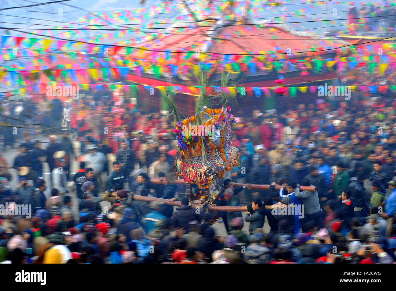 Katmandou, Népal. 18Th Oct, 2015. Les dévots népalais transportant le char de Dieu et déesse pendant Saat Gaule festival Jatra en début de matinée à Kirtipur qui marque l'arrivée de la saison d'hiver au Népal. Credit : Narayan Maharjan/Pacific Press/Alamy Live News Banque D'Images