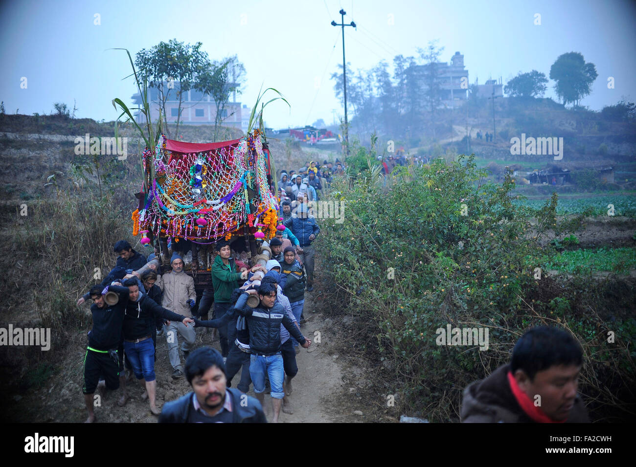 Katmandou, Népal. 18Th Oct, 2015. Les dévots népalais transportant le char de Dieu et déesse pendant Saat Gaule festival Jatra en début de matinée à Kirtipur qui marque l'arrivée de la saison d'hiver au Népal. Credit : Narayan Maharjan/Pacific Press/Alamy Live News Banque D'Images