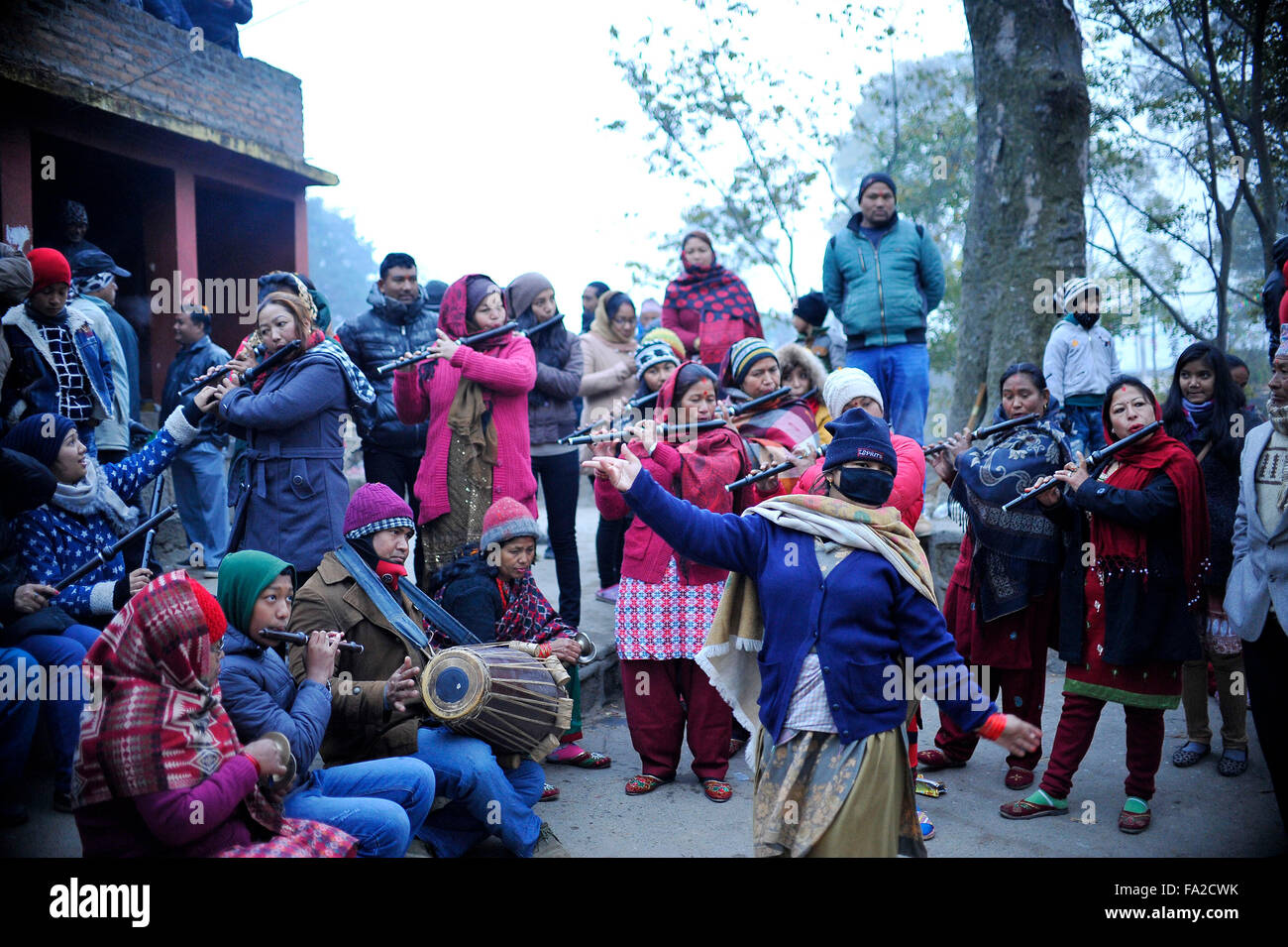 Katmandou, Népal. 18Th Oct, 2015. Les dévots népalais dans une danse musiques de percussions traditionnelles et les instruments lors de Saat Gaule festival Jatra en début de matinée à Kirtipur qui marque l'arrivée de la saison d'hiver au Népal. Credit : Narayan Maharjan/Pacific Press/Alamy Live News Banque D'Images