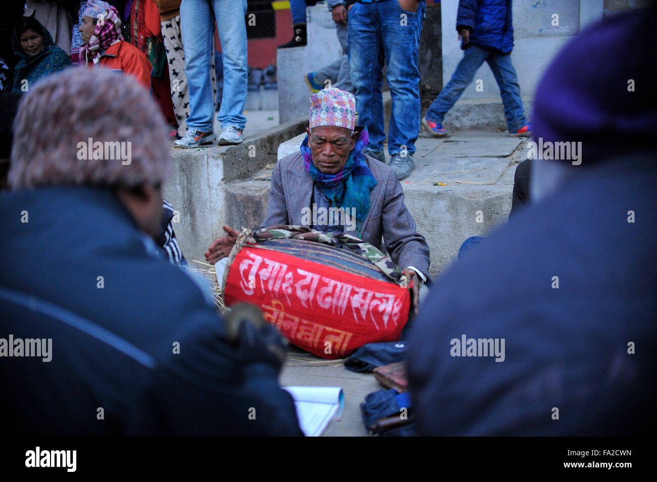 Katmandou, Népal. 18Th Oct, 2015. Les dévots népalais traditionnel joue de la batterie et les instruments lors de Saat Gaule festival Jatra en début de matinée à Kirtipur qui marque l'arrivée de la saison d'hiver au Népal. Credit : Narayan Maharjan/Pacific Press/Alamy Live News Banque D'Images
