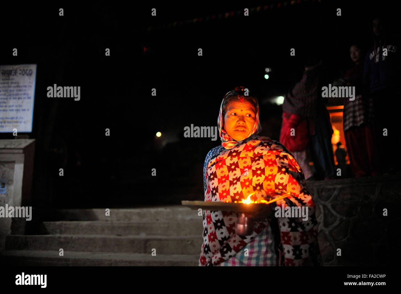 Katmandou, Népal. 18Th Oct, 2015. Les dévots népalais vous attend pour offrir des lampes à l'huile vers Dieu et déesse pendant Saat Gaule festival Jatra en début de matinée à Kirtipur qui marque l'arrivée de la saison d'hiver au Népal. Credit : Narayan Maharjan/Pacific Press/Alamy Live News Banque D'Images